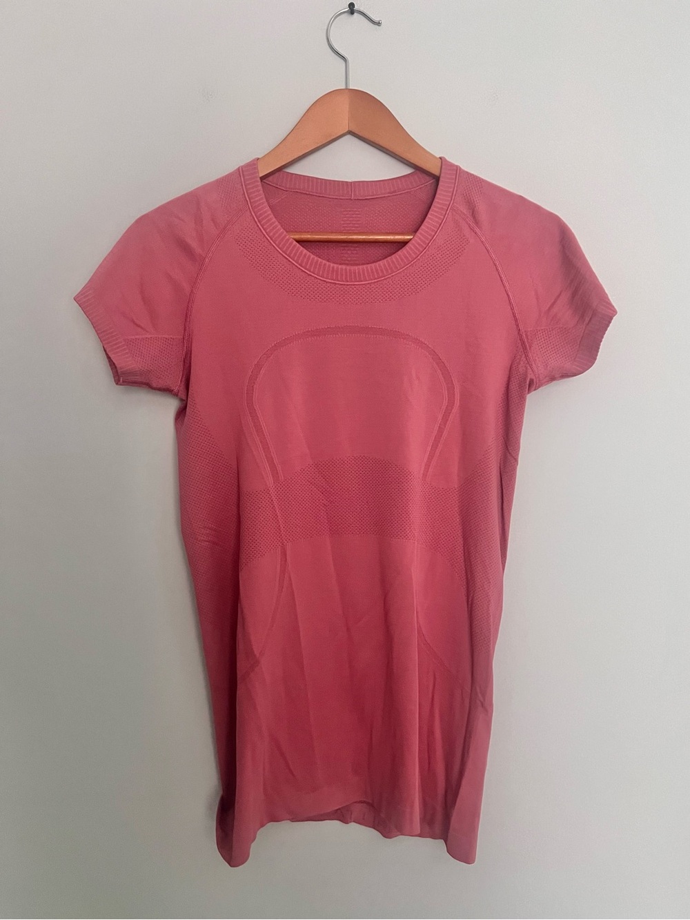 Lululemon Swiftly Tech Short Sleeve Crew
Cherry Tint Size 8
